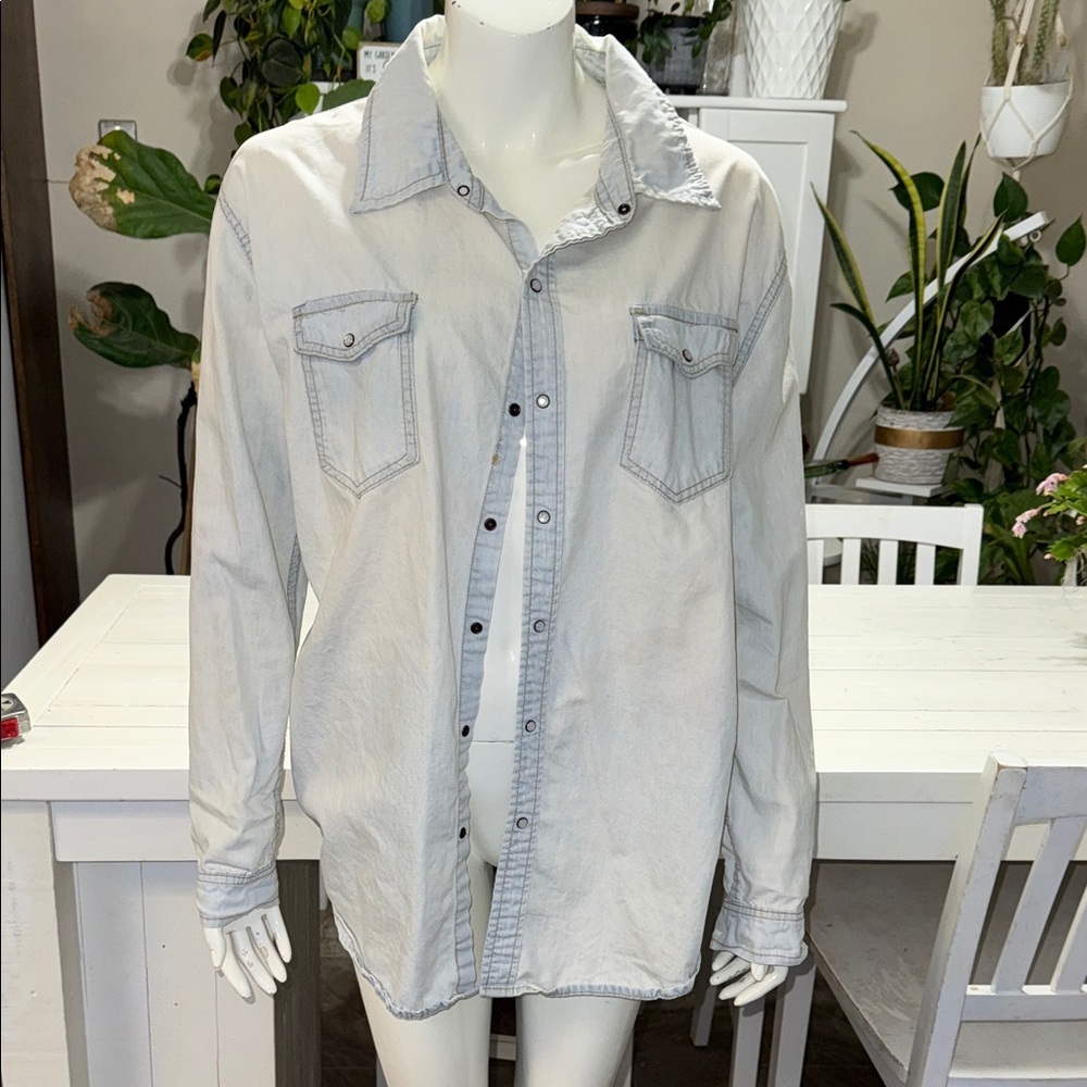 One western oversized, pearl snap button shirt Light acid wash Denim chambray 🕰️